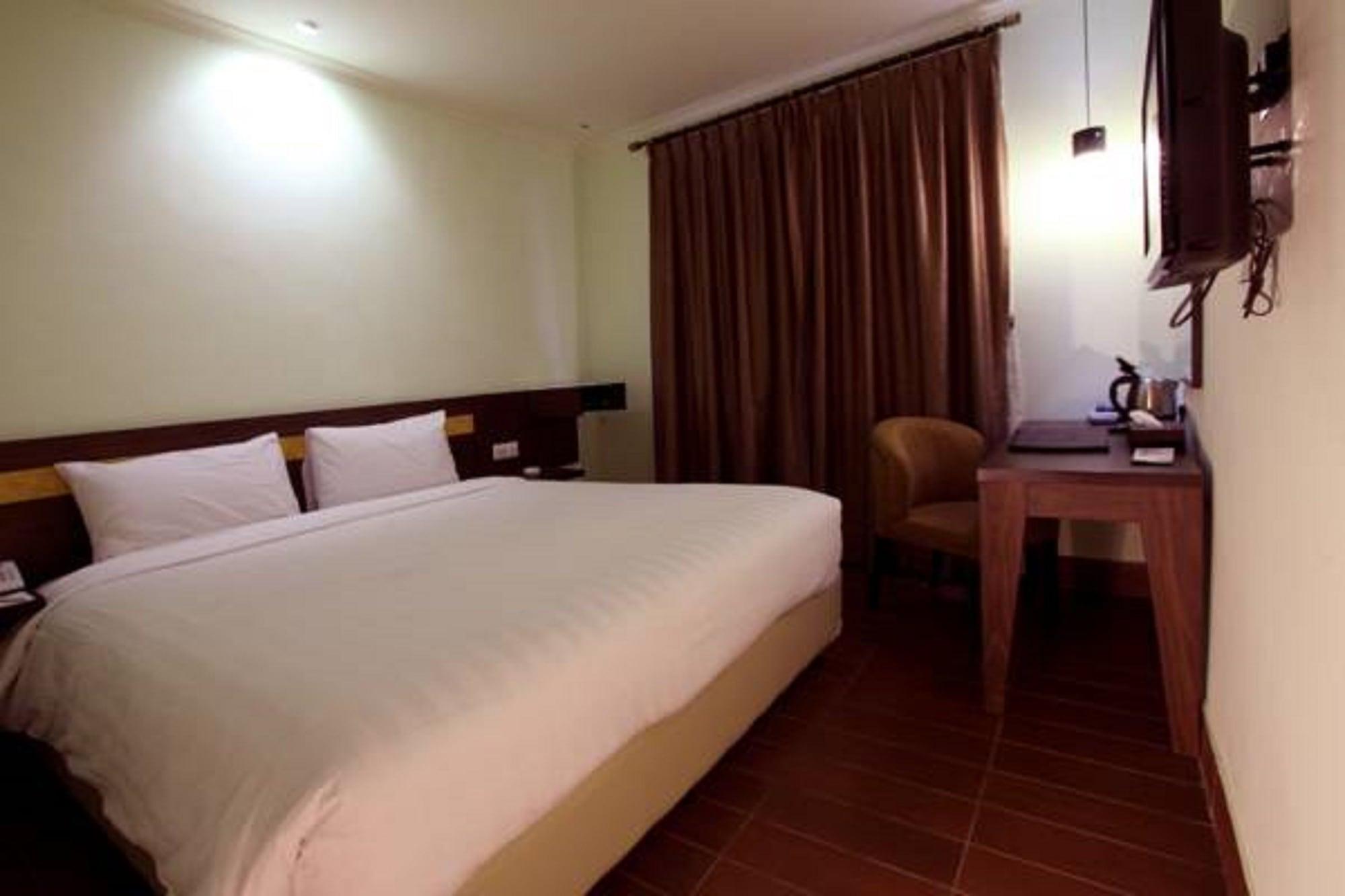 Dafam Hotel Cilacap Esterno foto