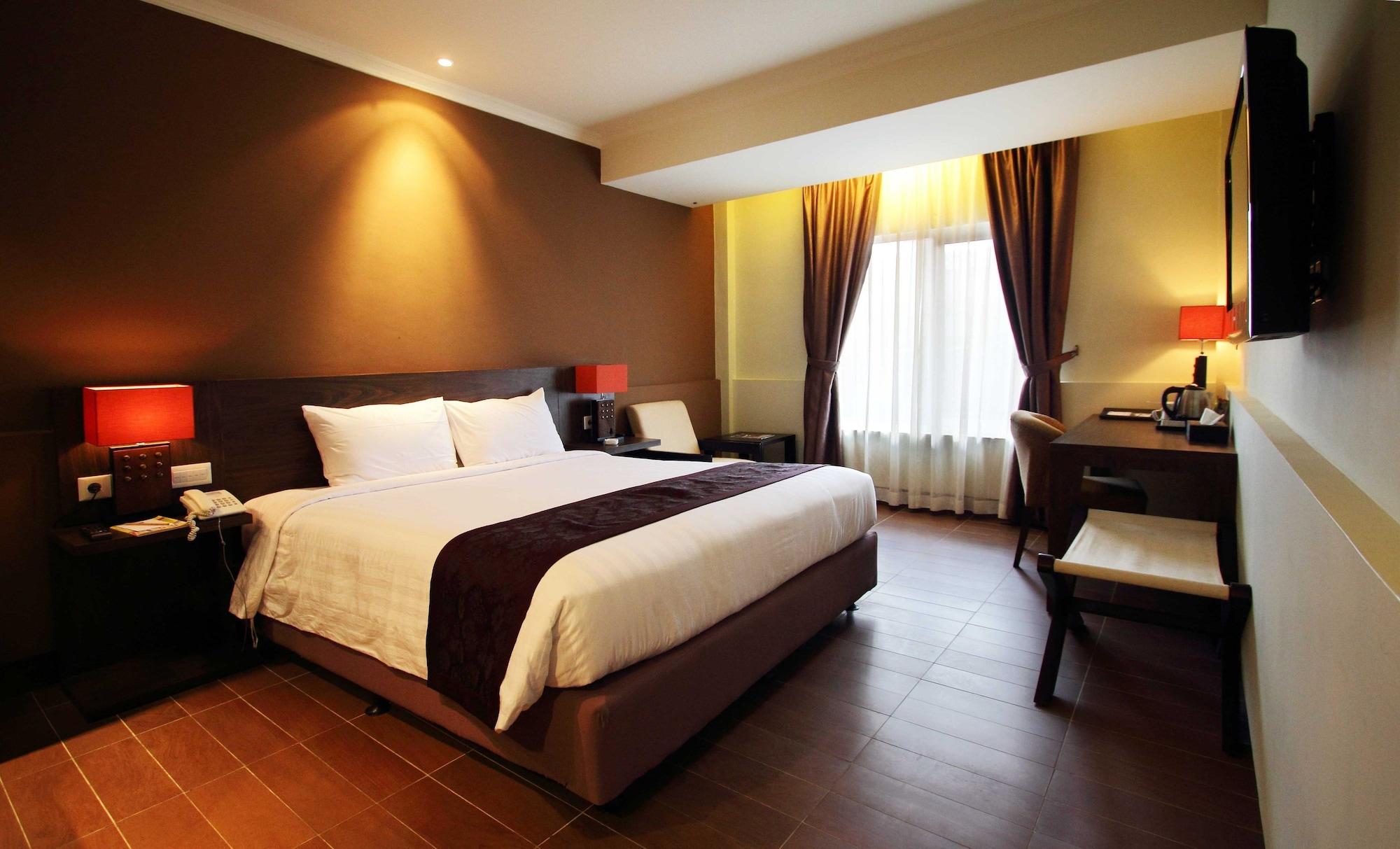 Dafam Hotel Cilacap Esterno foto