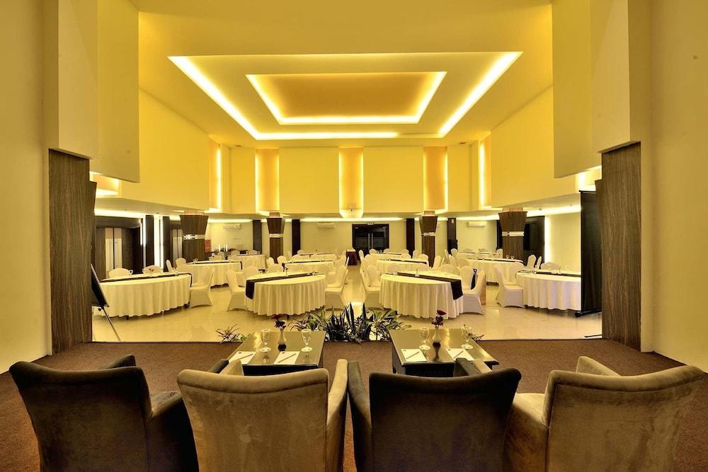 Dafam Hotel Cilacap Esterno foto
