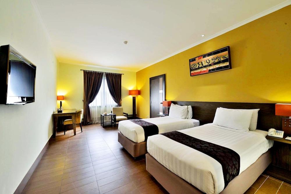 Dafam Hotel Cilacap Esterno foto
