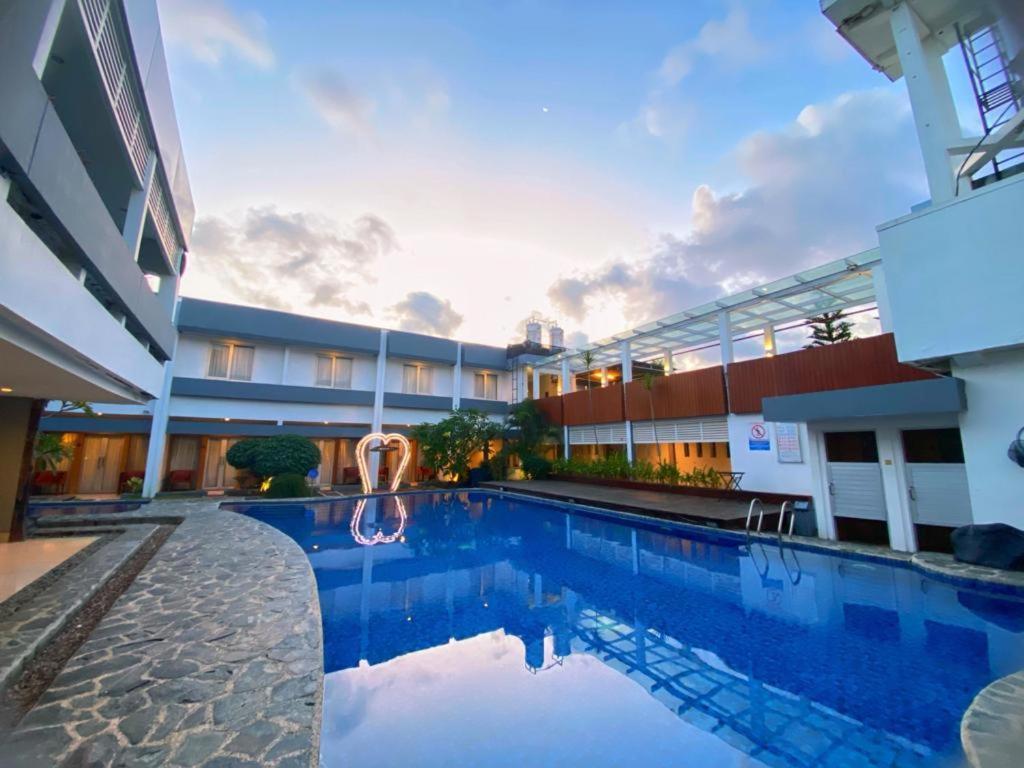 Dafam Hotel Cilacap Esterno foto