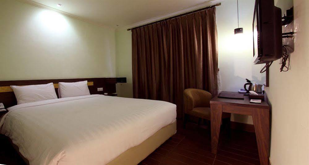 Dafam Hotel Cilacap Esterno foto
